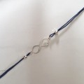 1081-BR-8-jeweline-srebro-925-bransoletka-nieskończoność-z-koniczynką-sznurek-granatowy.jpg
