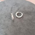 1211-KL-2-jeweline-srebro-925-kolczyki-srebrne-kółeczka-kajdanki.jpg