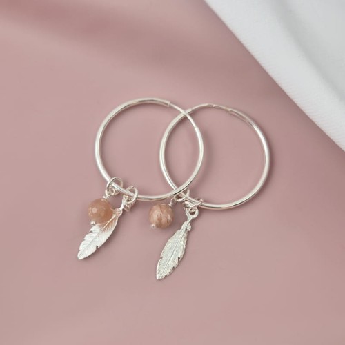J-024 jeweline-kolczyki srebrne kółka z pieókiem i kamieniem słonecznym 1.jpg